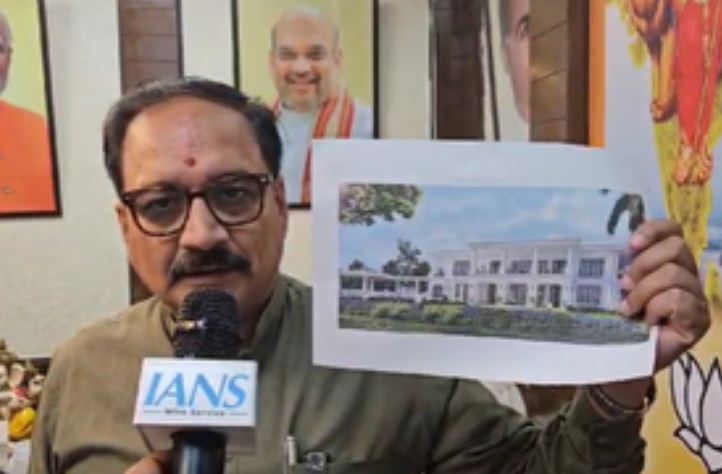 आप नेता सड़क पर रहते हैं तो महल किसके लिए बनवाया : वीरेंद्र सचदेवा 