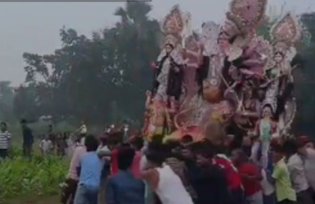 विसर्जन से पहले माता की प्रतिमा को कंधे पर नचाया, 500 सालों से चली आ रही है प्रथा 