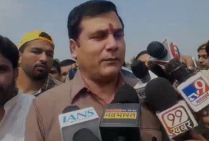 गाजियाबाद : महापंचायत में लोगों को पुलिस ने शामिल नहीं होने दिया 