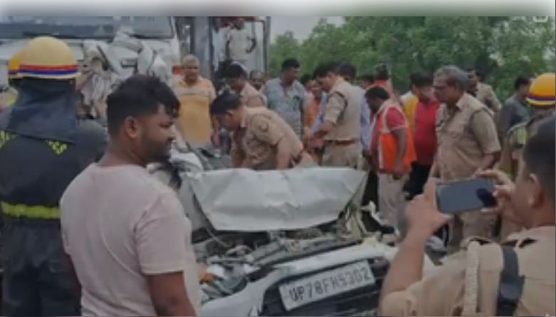 कानपुर में भीषण सड़क हादसा, कार सवार पांच लोगों की दर्दनाक मौत 