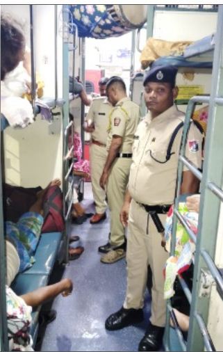 फ्लाइट के बाद मुंबई हावड़ा मेल को बम से उड़ाने की धमकी 