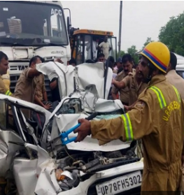 उप्र : दो ट्रकों के बीच कार फंसने से पांच लोगों की मौत