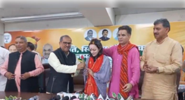 जम्मू-कश्मीर में भाजपा के नए विधायकों का पार्टी मुख्यालय में गर्मजोशी से स्वागत 