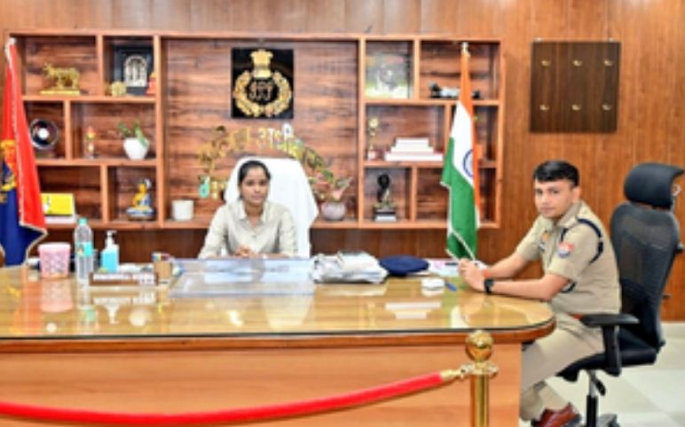 यूपी में 'मिशन शक्ति' का दिखा असर, बेटियां बनी एक दिन की डीएम-एसपी 