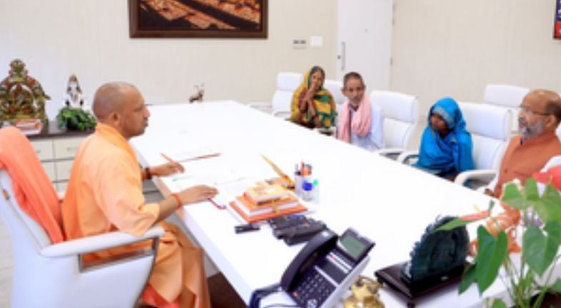बहराइच हिंसा में मारे गए राम गोपाल मिश्रा के परिजनों से मिले सीएम योगी, आर्थिक सहायता का दिया आश्वासन