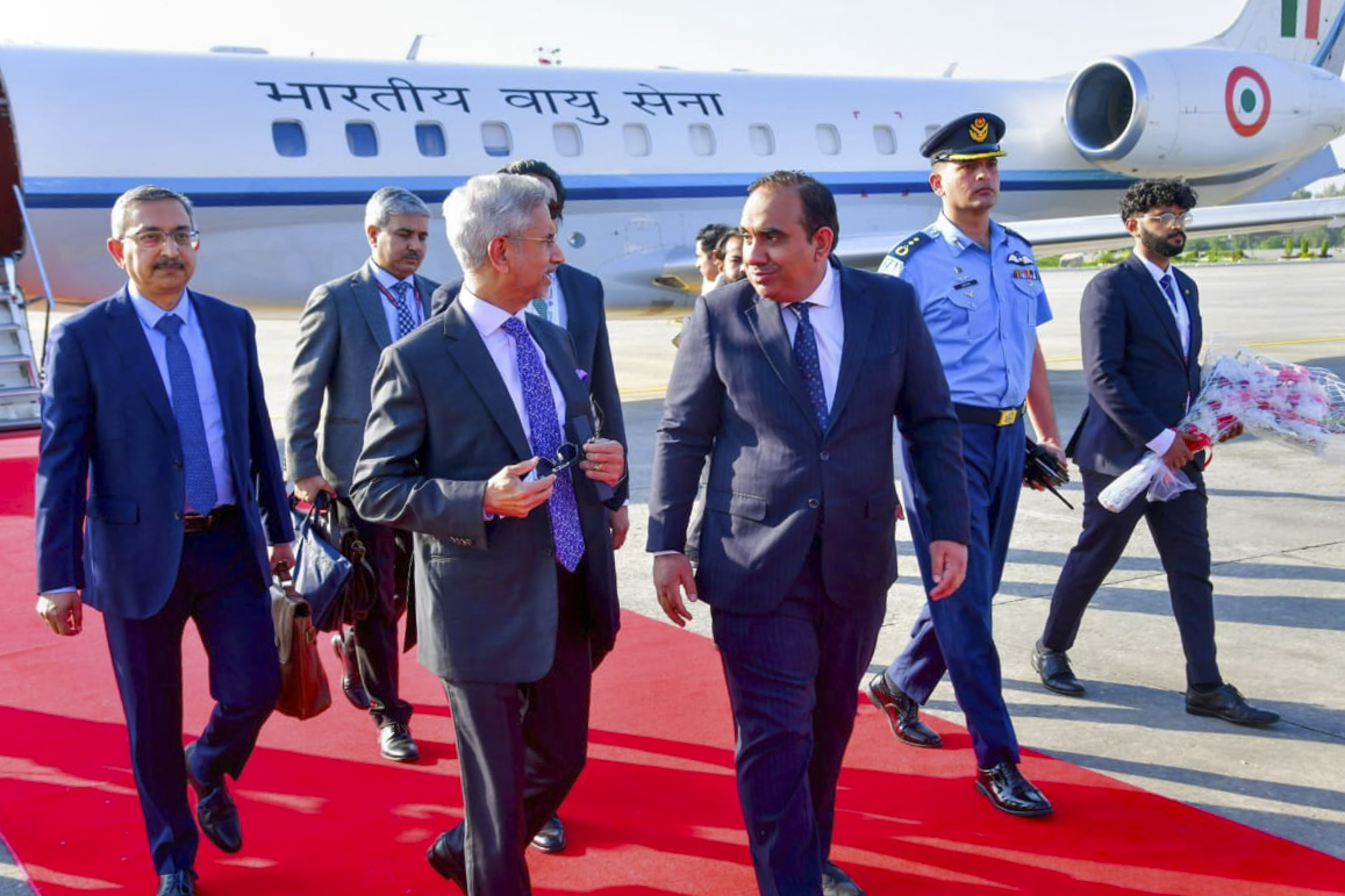 विदेश मंत्री जयशंकर और पाकिस्तान के प्रधानमंत्री शहबाज शरीफ ने एक-दूसरे का अभिवादन किया विदेश मंत्री जयशंकर और पाकिस्तान के प्रधानमंत्री शहबाज शरीफ ने एक-दूसरे का अभिवादन किया