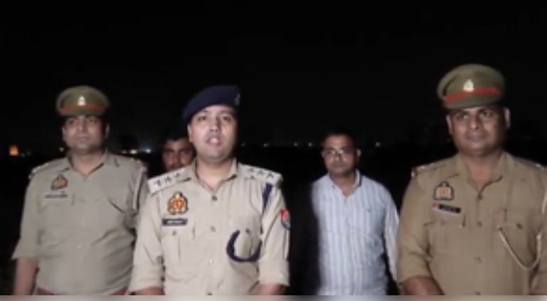 पुलिस मुठभेड़ में चेन स्नैचर हुआ घायल, सोना, अवैध हथियार और चोरी की बाइक बरामद 