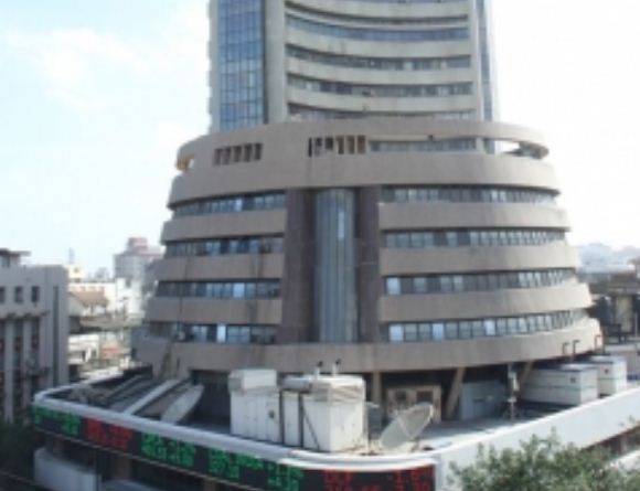 सेंसेक्स 318 अंक गिरा, ऑटो और आईटी सेक्टर पर रहा दबाव 