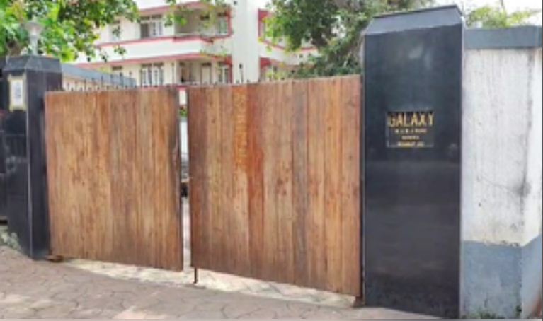 सलमान खान के गैलेक्सी अपार्टमेंट की सुरक्षा बढ़ाई गई, एके-47 जैसे हथियारों के साथ पुलिस मौजूद 