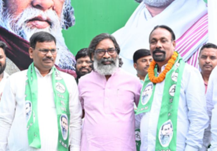 झारखंड में भाजपा विधायक केदार हाजरा और आजसू के पूर्व विधायक उमाकांत झामुमो में शामिल 