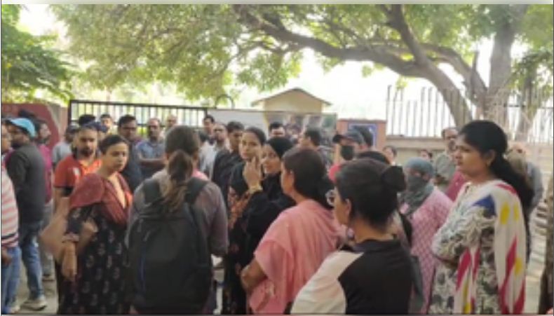 डिजिटल रेप मामले को लेकर बड़ी संख्या में अभिभावक स्कूल के बाहर हुए इकट्ठा