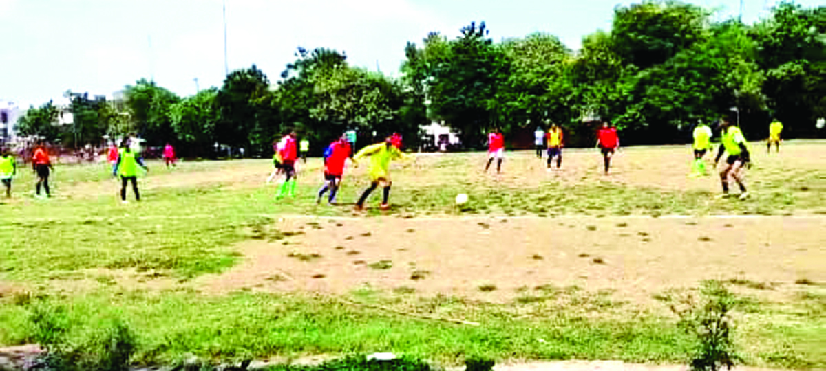 50 महिलाओं ने फुटबॉल स्पर्धा चयन में 20 महावि से भाग लिया