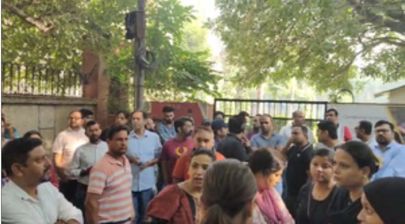 डिजिटल रेप : अभिभावकों ने किया स्कूल में हंगामा, डीएम ने जांच के लिए बनाई कमेटी 