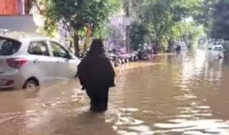 भारी बारिश से बेंगलुरू में जन जीवन अस्‍त-व्‍यस्‍त, सीएम बोले 'रखी जा रही नजर