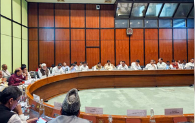 जेपीसी की बैठक में जोरदार हंगामा, टीएमसी सांसद कल्याण बनर्जी ने फोड़ी बोतल 