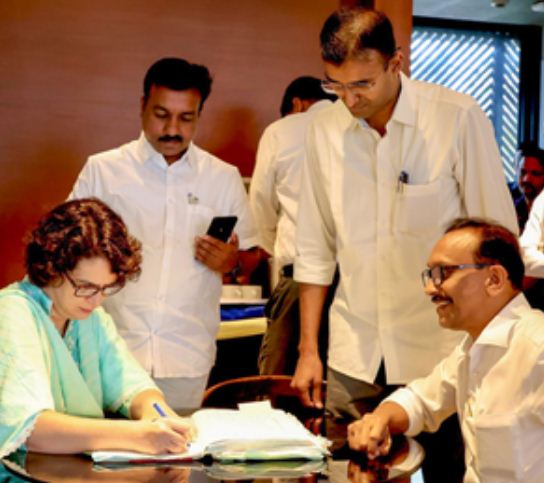 प्रियंका गांधी ने वायनाड सीट से दाखिल किया नामांकन, राहुल और सोनिया रहे मौजूद 