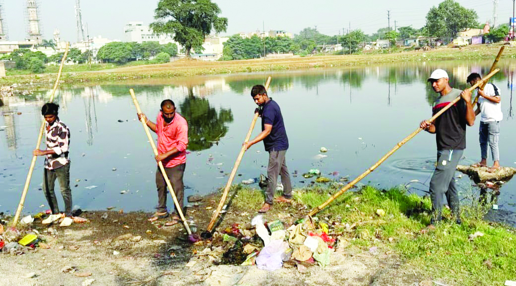 छठ पूजा स्वच्छता समिति की टीम सफाई अभियान में जुटे