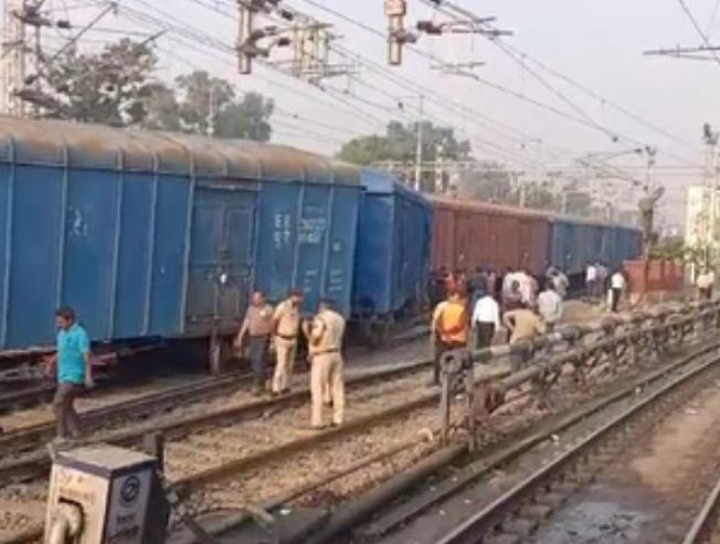 सहारनपुर रेलवे स्टेशन के पास मालगाड़ी के दो डिब्बे पटरी से उतरे