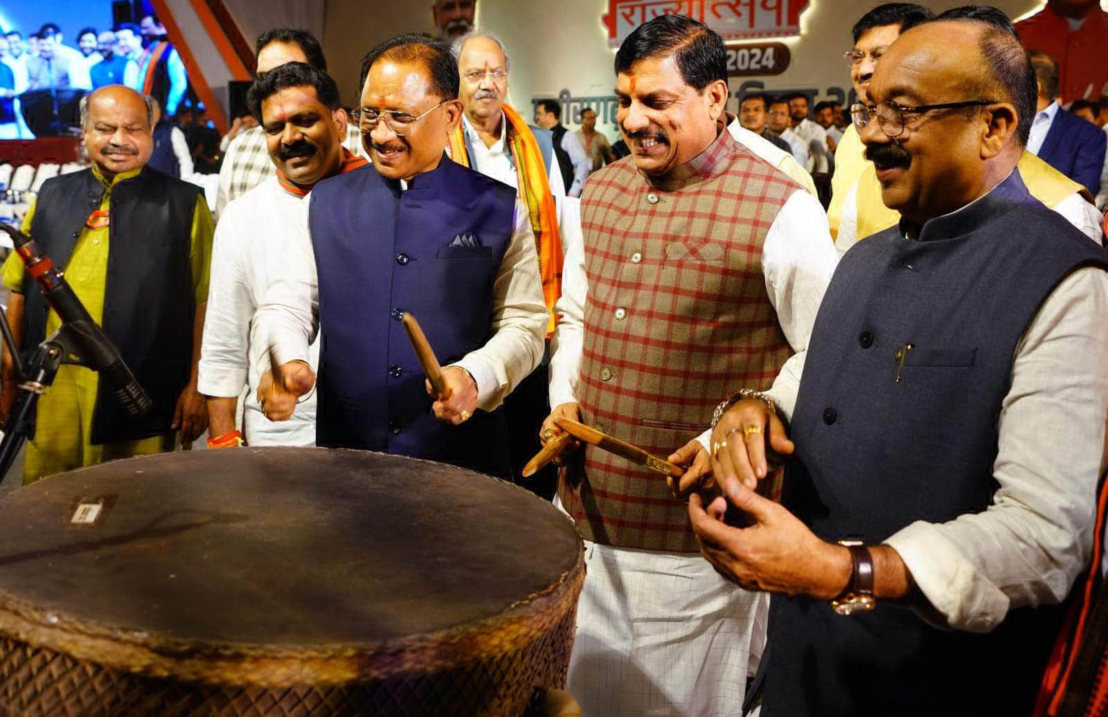 ‘छत्तीसगढ़’ का संपादकीय : अस्तित्व का 25वां बरस, बहुत कुछ सोचने और करने का ऐतिहासिक मौका ‘छत्तीसगढ़’ का संपादकीय : अस्तित्व का 25वां बरस, बहुत कुछ सोचने और करने का ऐतिहासिक मौका