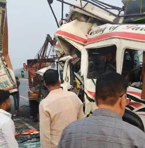फिरोजाबाद: आगरा-लखनऊ एक्सप्रेसवे पर ट्रैवलर बस खड़े ट्रक से टकराई, 1 की मौत और 15 से ज्यादा घायल 