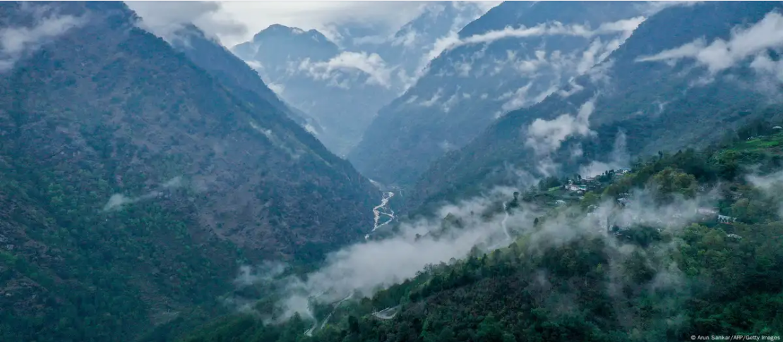 टेक्टॉनिक प्लेटों के कारण चीन में जा रही है भारत की जमीन