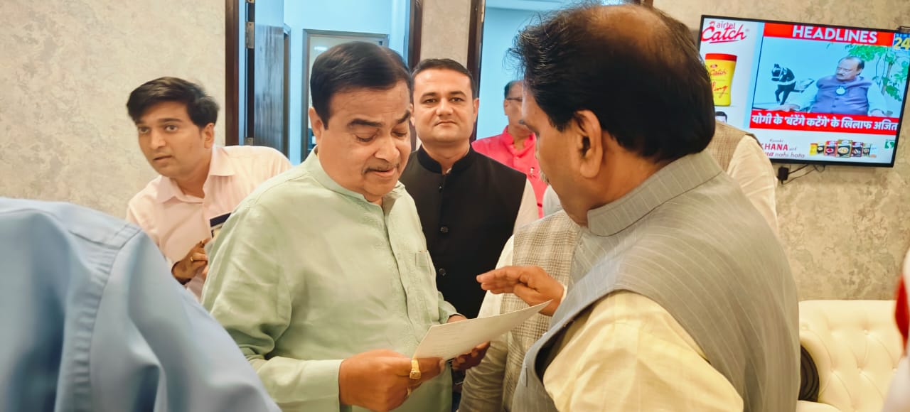 गड़करी से मूणत ने रिंग रोड-1 के दोनों ओर साढ़े 10 मीटर चौड़ी सर्विस रोड मांगी गड़करी से मूणत ने रिंग रोड-1 के दोनों ओर साढ़े 10 मीटर चौड़ी सर्विस रोड मांगी