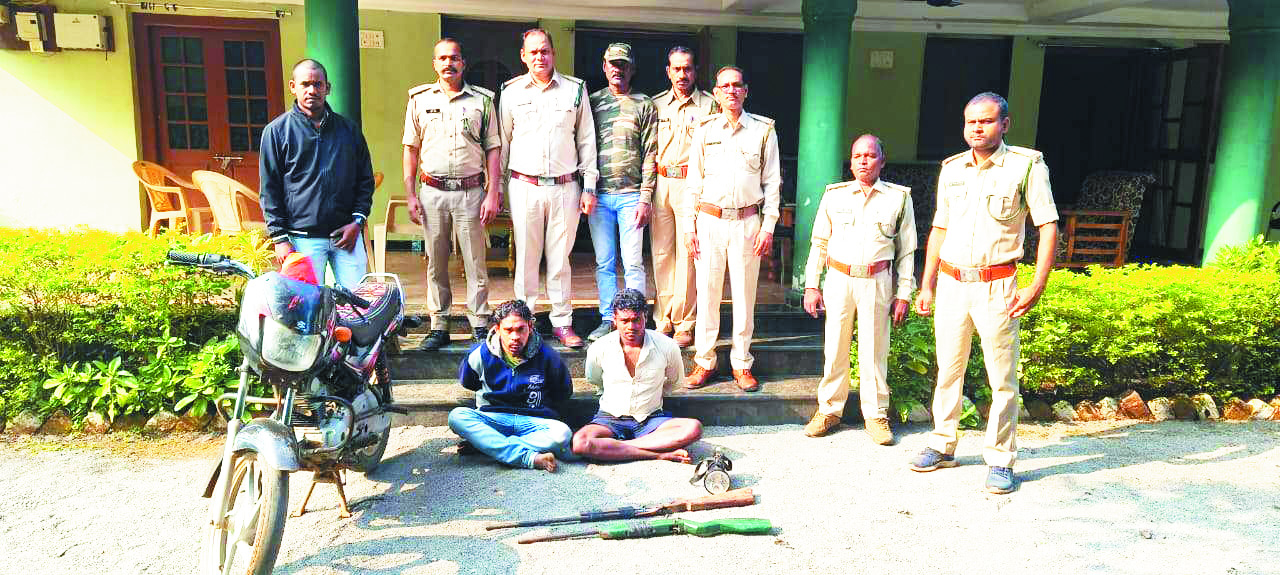 बंदूक सहित 2 शिकारी गिरफ्तार, 4 फरार बंदूक सहित 2 शिकारी गिरफ्तार, 4 फरार