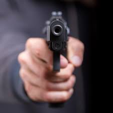 छतरपुर में हिरासत से भागने की कोशिश में आरोपी ने पुलिस कर्मी की पिस्तौल छीन कर की गोलीबारी