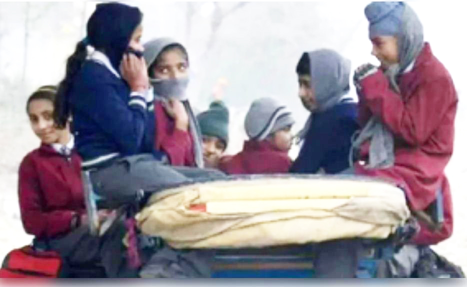 कहीं ऑनलाइन कक्षाएं, तो कहीं खुले हैं स्कूल, अस्पतालों में बढ़ी सांस और आंख के मरीजों की संख्या 