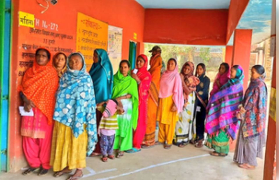 झारखंड : 11 बजे तक 31.37 फीसदी वोट, मधुपुर में पार्टी के पक्ष में वोट दिला रहा पोलिंग अफसर हटाया गया 