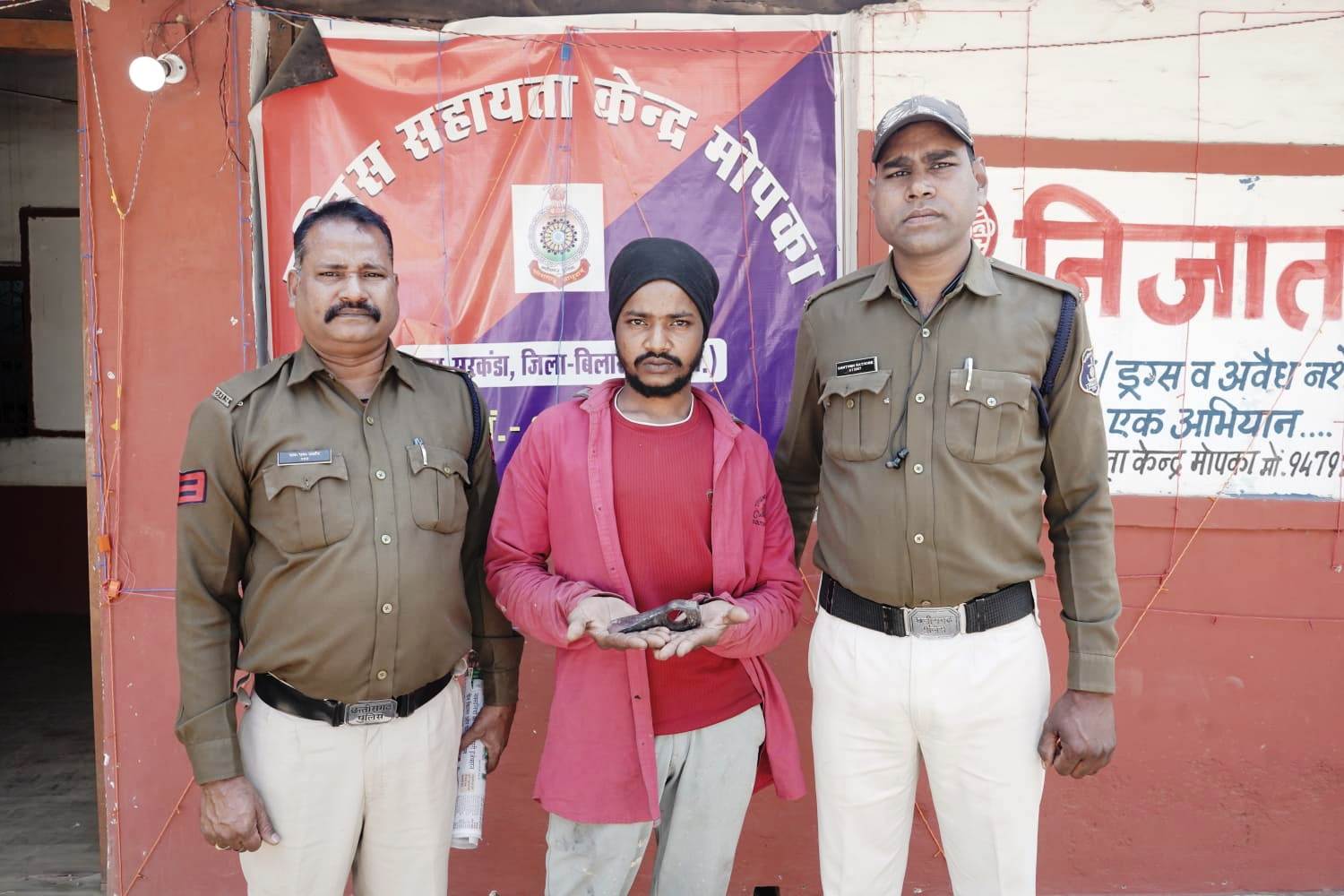 एटीएम में तोड़फोड़ करने वाला गिरफ्तार, टंगिया बरामद