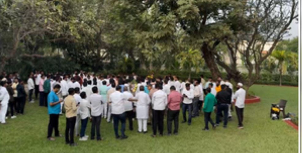 महाराष्ट्र में सियासी हलचल तेज, अजित पवार से भारी संख्या में मिलने पहुंचे नेता और कार्यकर्ता 