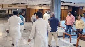 वक्फ समिति की बैठक से बाहर निकले विपक्षी सांसद, बाद में लौटे