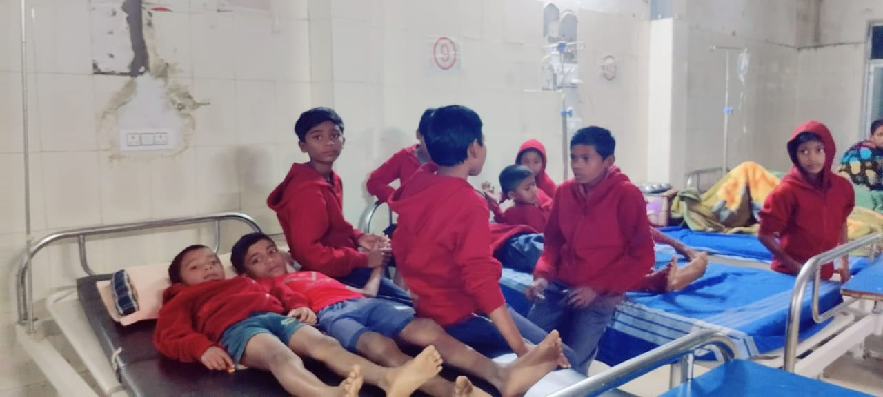 आश्रम शाला के 23 बच्चे बीमार, भर्ती आश्रम शाला के 23 बच्चे बीमार, भर्ती