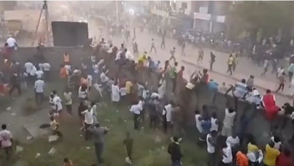 अफ्रीकी देश गिनी में एक फ़ुटबॉल मैच के दौरान हुई भगदड़ में 56 लोगों की मौत