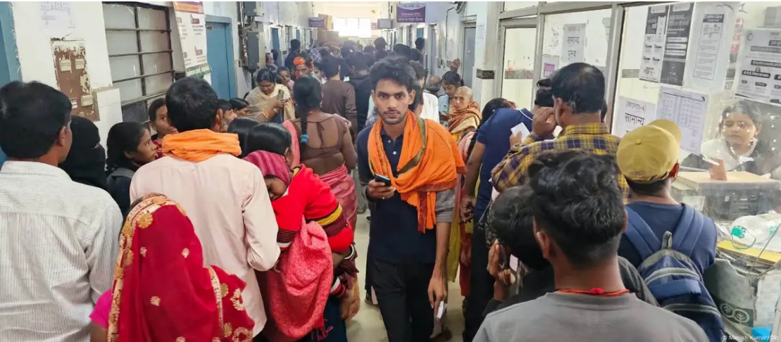 बिहार: आखिर इलाज के लिए क्यों उठानी पड़ती है इतनी परेशानी