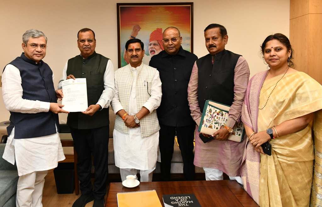  रेल मंत्री से मुलाकात कर मंत्री साहू ने परियोजनाओं में आ रही दिक्कतों पर चर्चा की