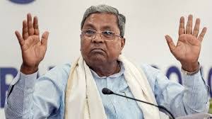 मुख्यमंत्री सिद्धरमैया शिक्षक की भूमिका में नजर आए, छात्रों को पढ़ाया संविधान मुख्यमंत्री सिद्धरमैया शिक्षक की भूमिका में नजर आए, छात्रों को पढ़ाया संविधान