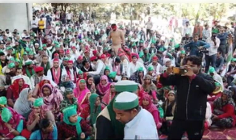 महापंचायत में लगातार बढ़ रही है भीड़, किसानों का आरोप- पुलिस पहुंचने नहीं दे रही है 