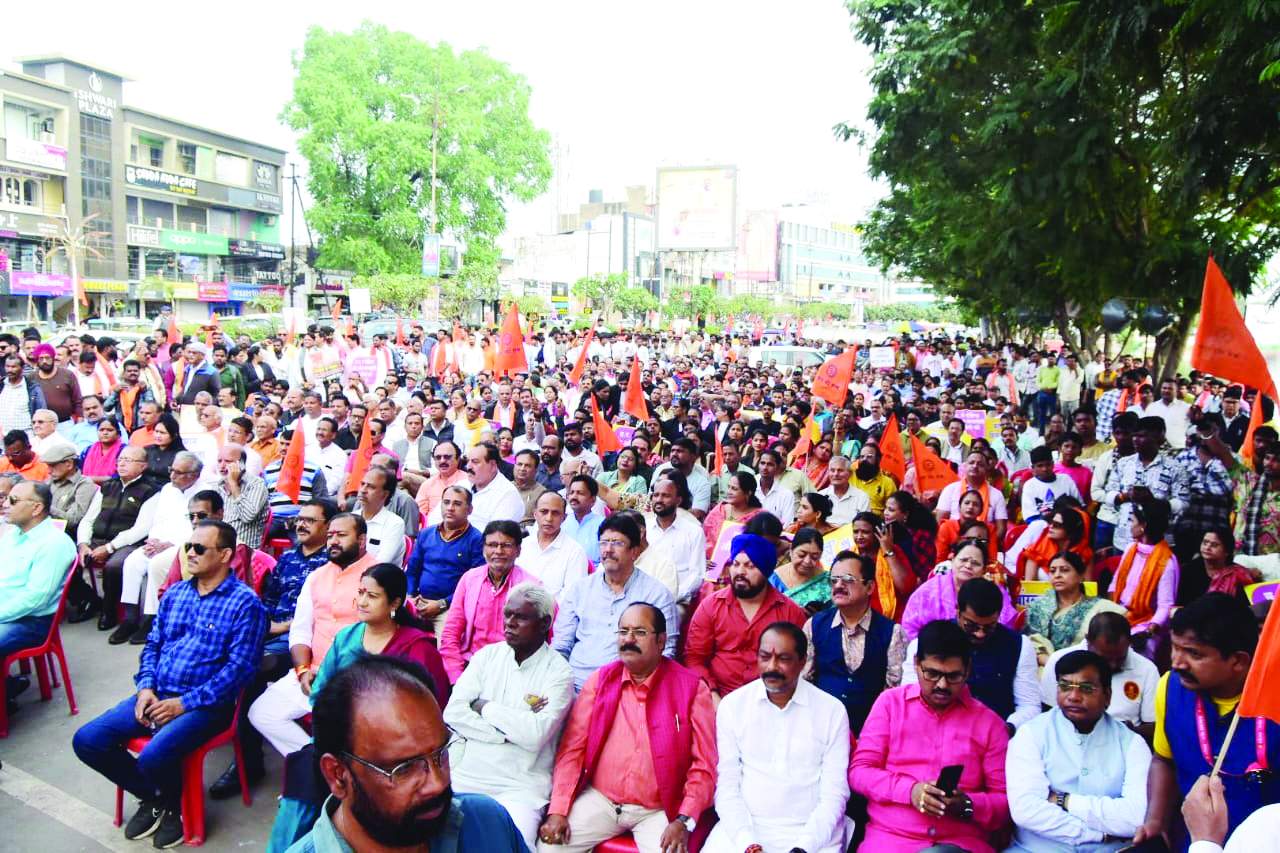 ‘छत्तीसगढ़’ का संपादकीय : बांग्लादेश से तनाव का खतरा महज सरहद पर नहीं, भारत के भीतर भी ‘छत्तीसगढ़’ का संपादकीय : बांग्लादेश से तनाव का खतरा महज सरहद पर नहीं, भारत के भीतर भी