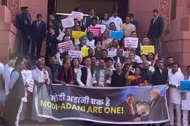 विपक्षी सांसदों ने अदाणी मामले पर संसद परिसर में प्रदर्शन किया, जेपीसी की मांग दोहराई
