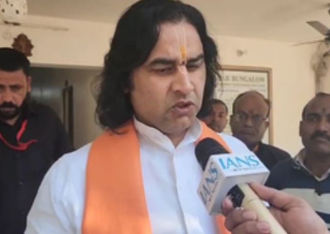 कथावाचक देवकीनंदन ने बांग्लादेश में हिंदुओं पर हो रहे हमले को लेकर यूएन को लिखा पत्र 