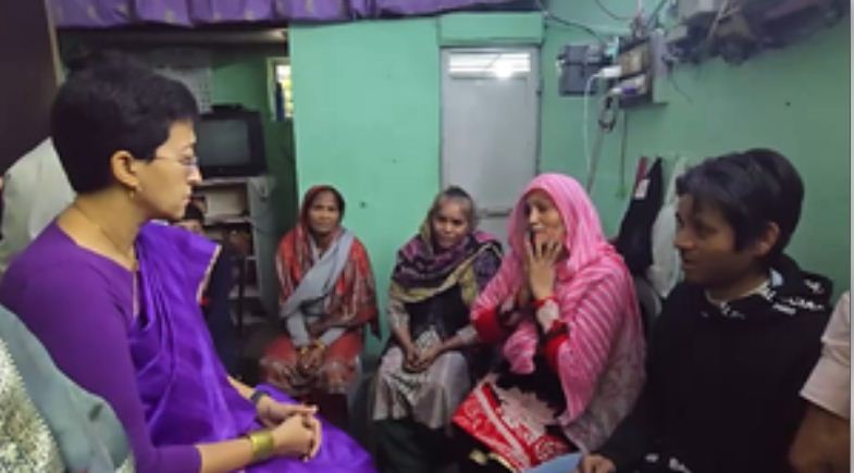 छात्र की मौत पर उसके परिजनों से मिलने पहुंची सीएम आतिशी, सरकारी मदद का दिया भरोसा 