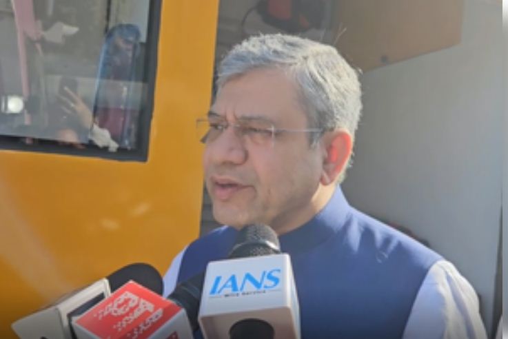 अश्विनी वैष्णव ने नई दिल्ली रेलवे स्टेशन परिसर में नई रेल मशीनरी का निरीक्षण किया 