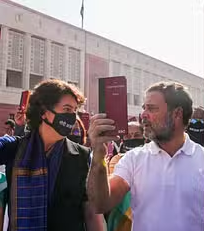 ‘अदाणी’ मुद्दे पर संविधान की प्रति लिए हुए कांग्रेस सांसदों ने निकाला मार्च