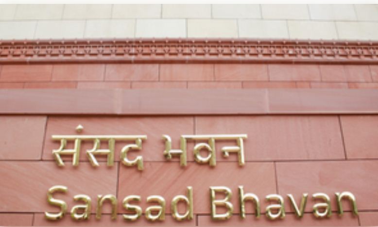 राज्यसभा में सीट नंबर 222 से मिली 500 रुपये के नोटों की गड्डी, सदन में हंगामा  