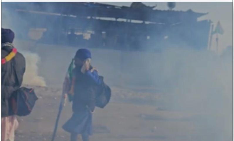 शंभू बॉर्डर से किसानों ने किया दिल्ली की तरफ कूच, पुलिस ने लगाए कटीले तार 