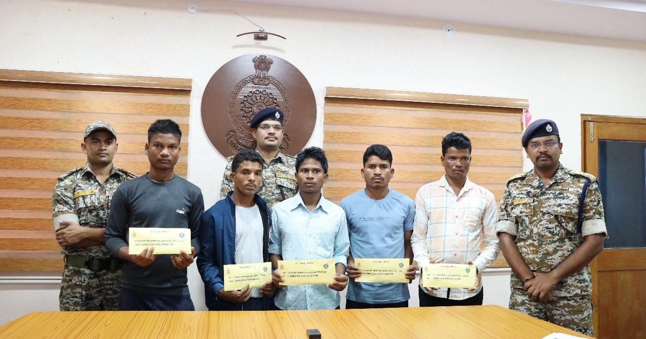 11 लाख के ईनामी सहित पांच नक्सलियों ने किया समर्पण 11 लाख के ईनामी सहित पांच नक्सलियों ने किया समर्पण