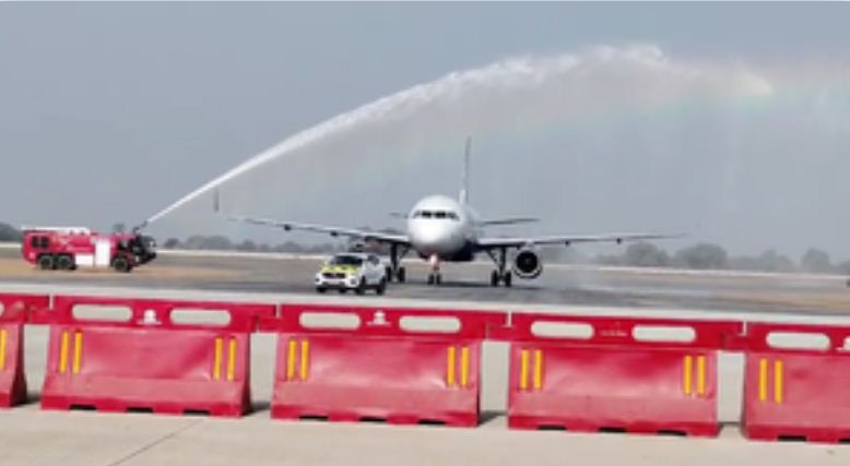 नोएडा इंटरनेशनल एयरपोर्ट पर ट्रायल लैंडिंग रही सफल, वॉटर कैनन ने दी सलामी 
