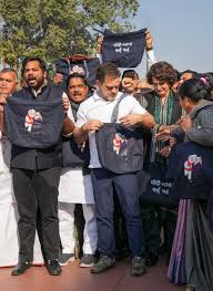 काले रंगे के झोले के साथ विपक्षी दलों ने संसद परिसर में किया प्रदर्शन काले रंगे के झोले के साथ विपक्षी दलों ने संसद परिसर में किया प्रदर्शन